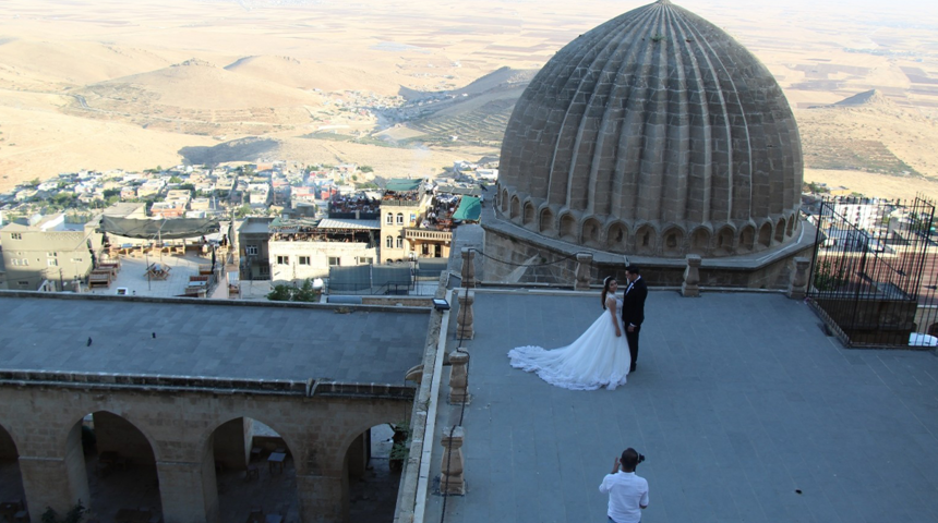 Gelin ve damatlar, düğün fotoğraflarının dış çekimi için Zinciriye Medresesi’ne akın etti