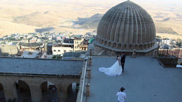 Gelin ve damatlar, düğün fotoğraflarının dış çekimi için Zinciriye Medresesi’ne akın etti