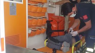 Kalçasına demir parçası battı! Hastaneye kaldırıldı