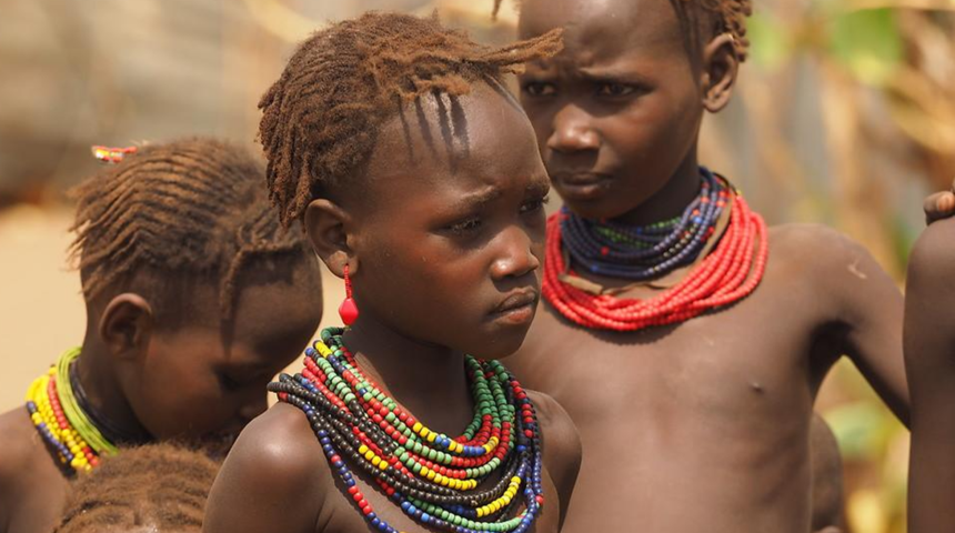 İlkel yaşam! Dassanech kabilesi üyeleri evlenirken tüm vücutlarını hayvan dışkısıyla kaplıyorlar