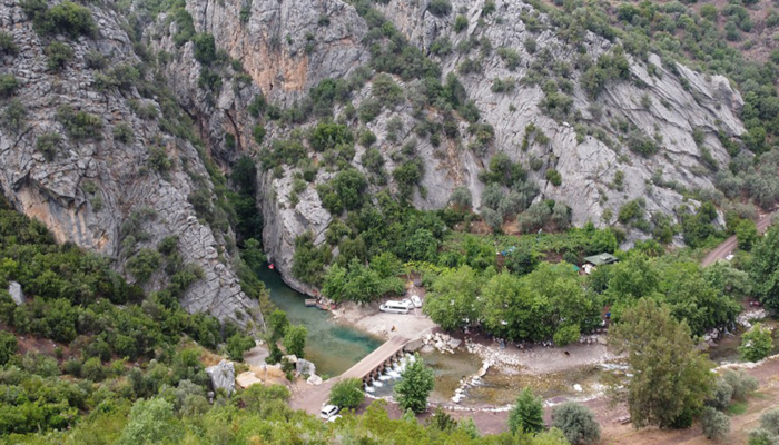 İki dağın arasında sallarla yolculuk yapılan Kisecik Kanyonu, ziyaret edenleri kendisine hayran bıraktı