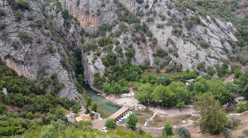 İki dağın arasında sallarla yolculuk yapılan Kisecik Kanyonu, ziyaret edenleri kendisine hayran bıraktı