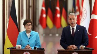 Bakan Akar, Alman mevkidaşı ile bir araya geldi