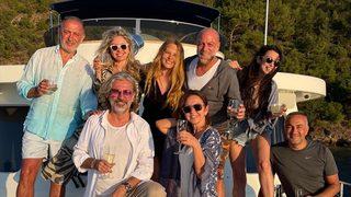 Naz Elmas'a teknede doğum günü kutlaması!