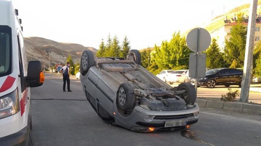 Takla atan araçtan burunları bile kanamadan çıktılar