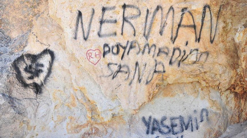 Peribacalarına sprey boyalı tahrip! "Utanç verici"