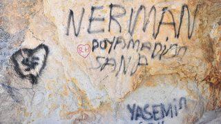 Peribacalarına sprey boyalı tahrip! Utanç verici