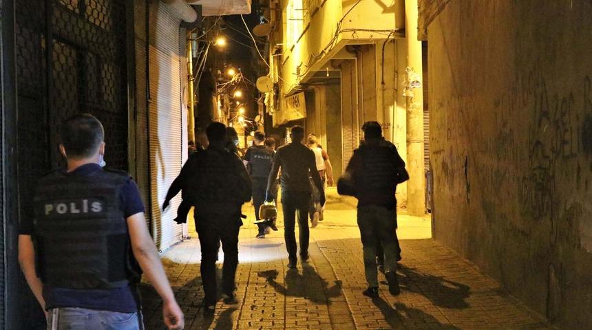 Restoranı kurşunlayıp polise ateş açtılar! Balkonda uyuyan kadın vuruldu