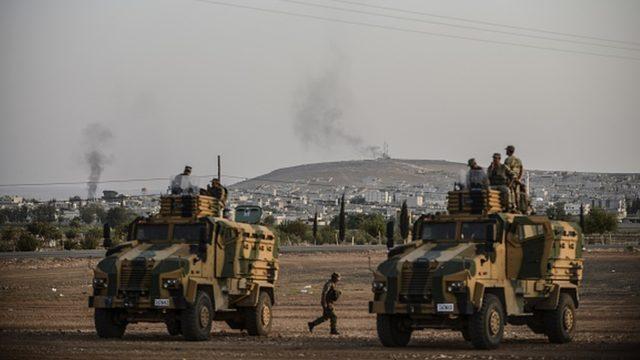 Gazeteciler, Ekim 2014'te, Kobani'deki çatışmaları Türkiye sınırından takip ediyordu