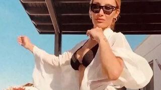 İrem Derici'den bikinili pozlardan sonra dans da geldi! Koyver gitsin