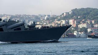 Rus savaş gemileri İstanbul Boğazı'ndan peş peşe geçti