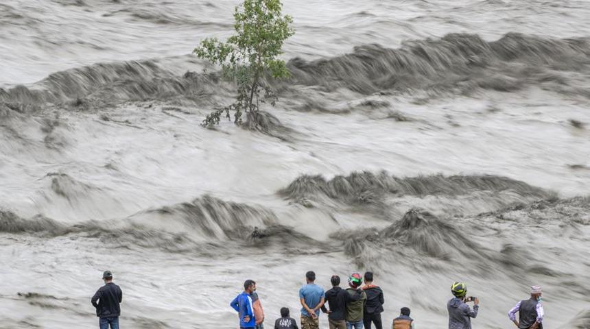 Nepal'i sel ve heyelan vurdu! 11 ölü, 25 kayıp