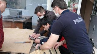 Polisten görülmemiş operasyon: Ayağı ipe dolanan yavru kargayı polis kurtardı