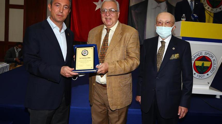 Ali Koç ve Vefa Küçük, YDK üyelerine plaketlerini verdi