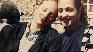 Buket Dereoğlu, Meltem Cumbul'la olan üniversite  fotoğrafını paylaştı