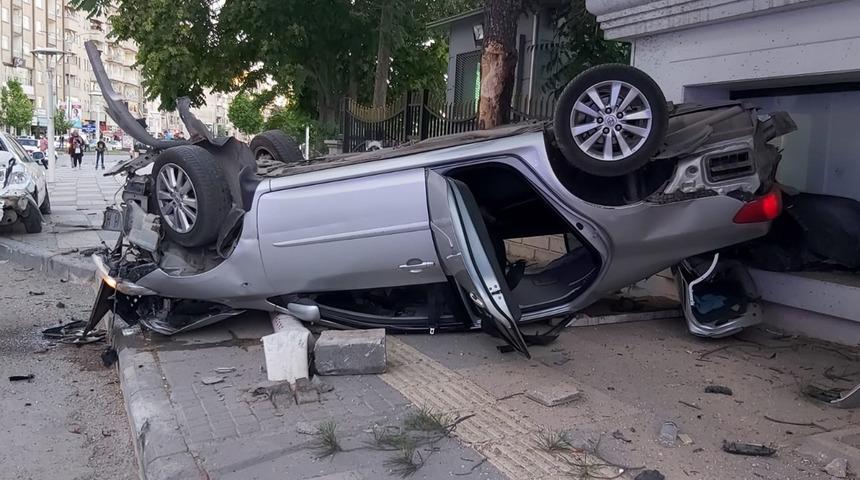 Park halindeki araca çarpan otomobil ters döndü: 3 yaralı
