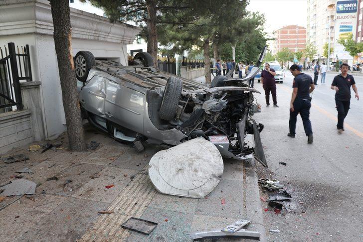 Elazığ'da otomobil park halindeki araca çarptı: 3 yaralı G2