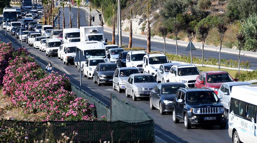 Tatilciler 2 günlük tatil için Kuşadası'na akın etti