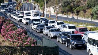 Tatilciler 2 günlük tatil için Kuşadası'na akın etti