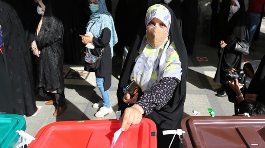 İran Cumhurbaşkanını se&ccedil;iyor! Oy verme işlemi uzatıldı