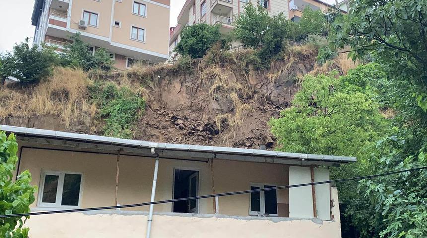 Eyüpsultan'da sağanak yağış sonrası toprak kayması