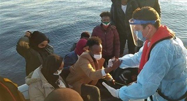 İzmir açıklarında Türk kara sularına itilen 70 sığınmacı kurtarıldı