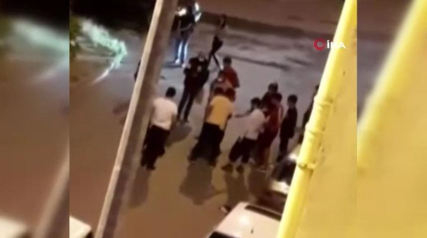 Dehşete düşüren olay! Darp ettikleri kadını arabadan sokağa attılar