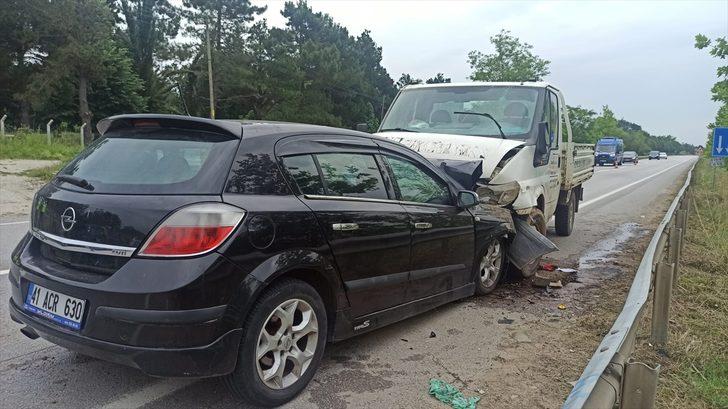 Kocaeli'de kamyonet ile otomobil çarpıştı: 5 yaralı G2