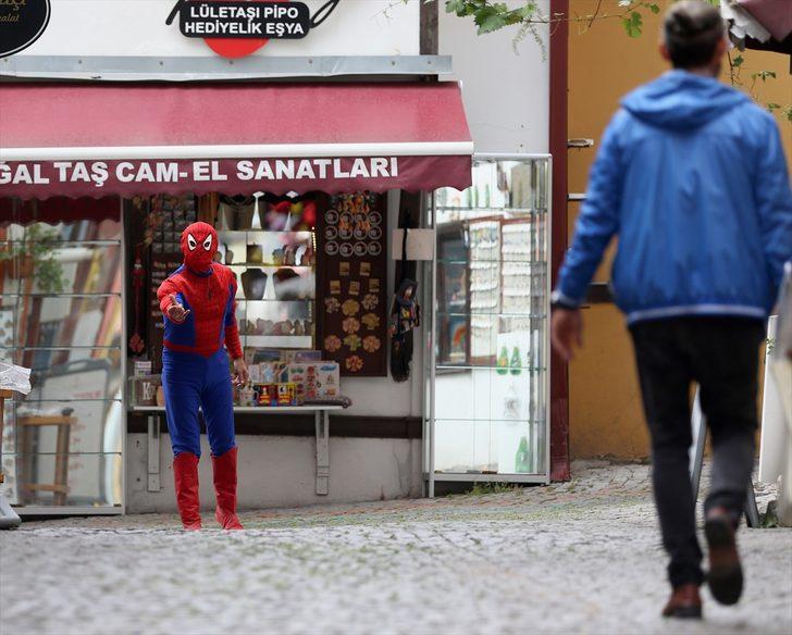 Eskişehirli "Örümcek Adam" farkındalık oluşturmak için kostümüyle gittiği merkezde Kovid-19 aşısı oldu G1
