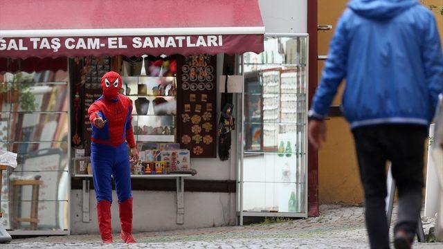 Eskişehirli Örümcek Adam farkındalık oluşturmak için kostümüyle gittiği merkezde Kovid-19 aşısı oldu