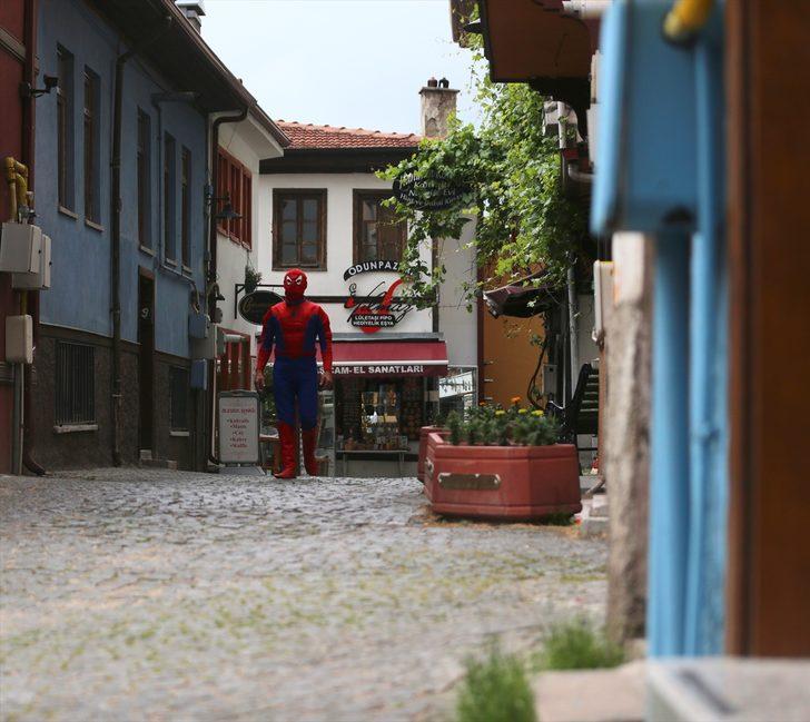 Eskişehirli "Örümcek Adam" farkındalık oluşturmak için kostümüyle gittiği merkezde Kovid-19 aşısı oldu G2