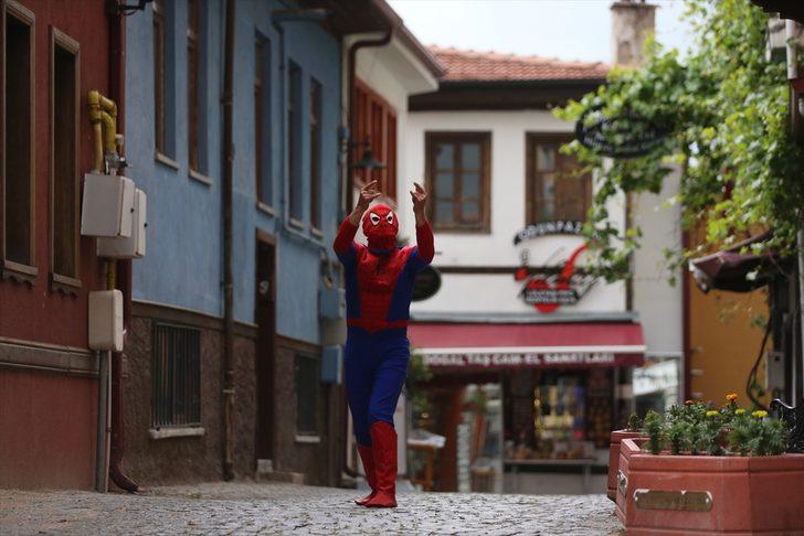 Eskişehirli "Örümcek Adam" farkındalık oluşturmak için kostümüyle gittiği merkezde Kovid-19 aşısı oldu G3