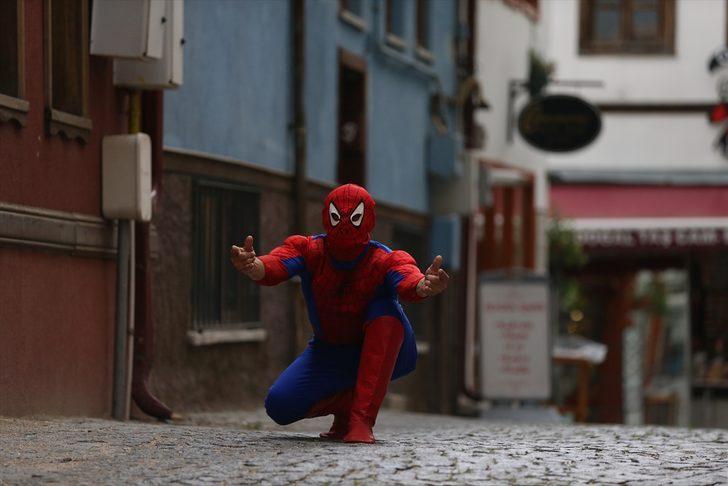 Eskişehirli "Örümcek Adam" farkındalık oluşturmak için kostümüyle gittiği merkezde Kovid-19 aşısı oldu G4