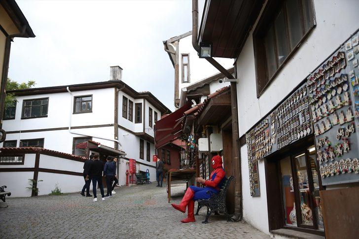 Eskişehirli "Örümcek Adam" farkındalık oluşturmak için kostümüyle gittiği merkezde Kovid-19 aşısı oldu G5