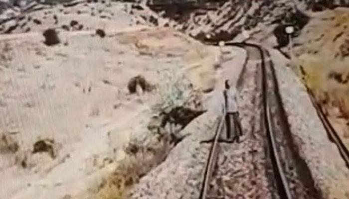 Elazığ'da korkunç olay! Raylarda hareketsiz duran kadına tren çarptı