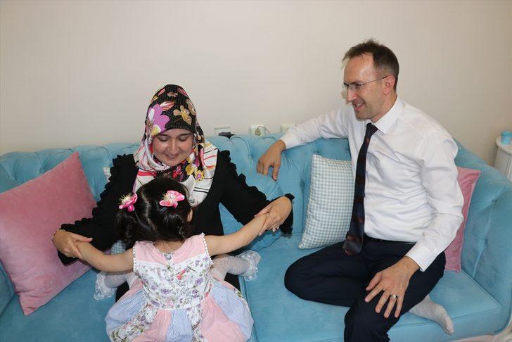 İş dönüşü yolunu gözleyen küçük kızla mutlulukları ikiye katlandı G1