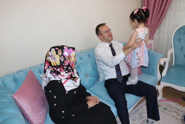 İş dönüşü yolunu gözleyen küçük kızla mutlulukları ikiye katlandı G2