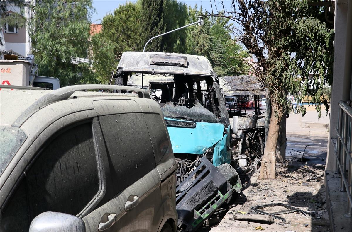 İzmir'de 2 yolcu minib&uuml;s&uuml;n&uuml;n &ccedil;arpışması sonucu 6 kişi yaralandı