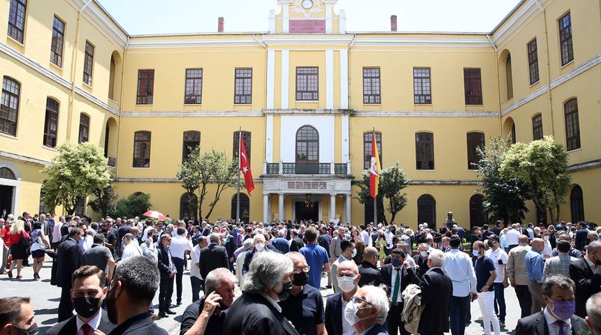 Galatasaray'da seçim kuyruğu İstiklal Caddesi'ne taştı