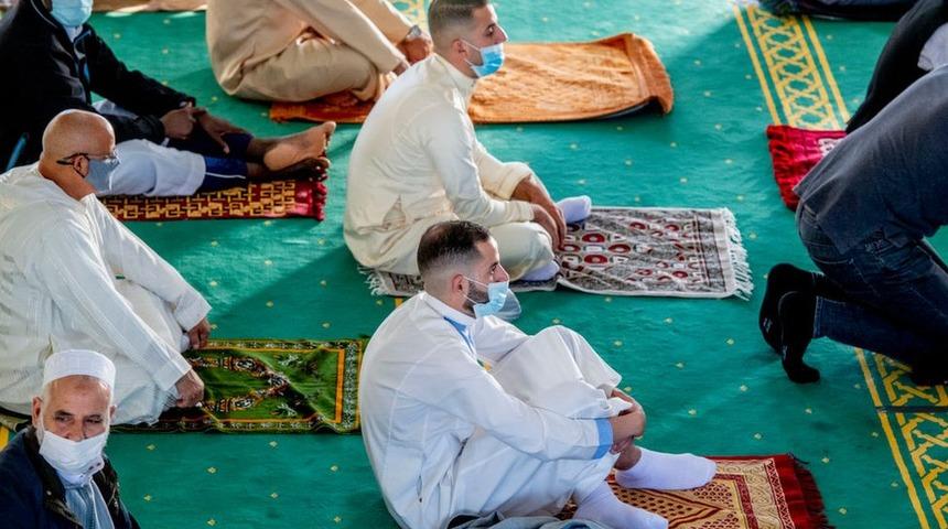 Hollanda'da savcılık camilere g&ouml;nderilen 'tehdit mektubunu' su&ccedil; saymadı