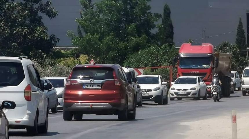 Kuşadası&rsquo;na yazlık&ccedil;ı akını! 1 g&uuml;nde 10 binden fazla ara&ccedil; giriş yaptı