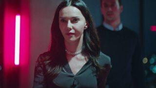 Camdaki Kız’ın Cana’sı Hande Ataizi’den 21 yaş küçük sevgilisiyle havuzdan olay pozlar