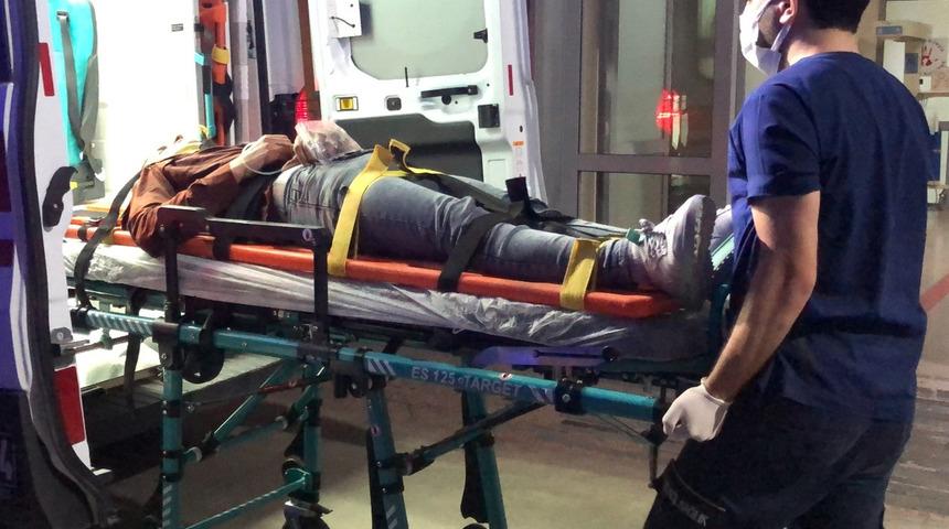 D&uuml;ğ&uuml;n konvoyundaki otomobil park halindeki ara&ccedil;lara &ccedil;arptı: 4 yaralı