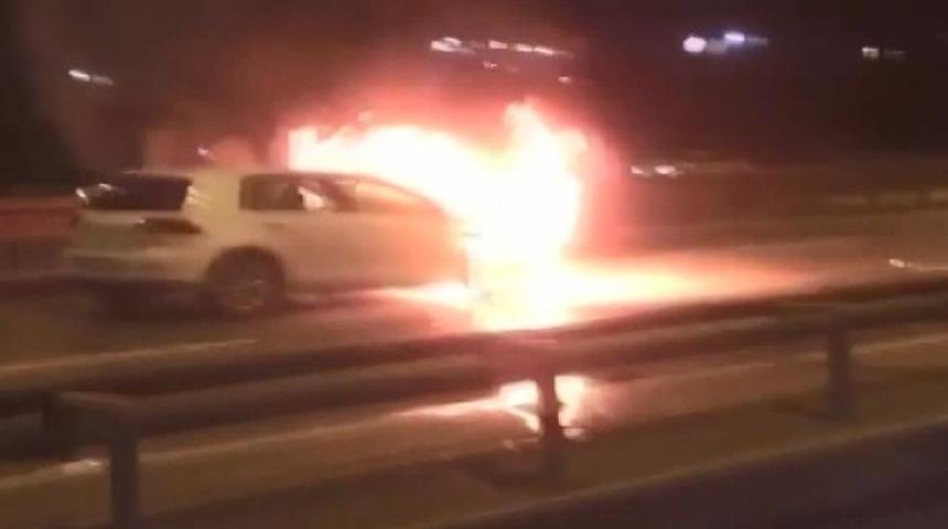 İstanbul'da korku dolu anlar! Seyir halindeki araç alev alev yandı