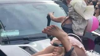 Machine Gun Kelly neye uğradığını şaşırdı! Konser çıkışı yoğun ilgi