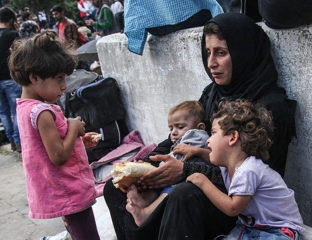 Sahada kağıtsızlarla çalışan bir hukukçu, Türkiye'de kağıtsız olmanın zor; ancak kağıtsız bir kadın olmanın daha da zor olduğunu söylüyor.