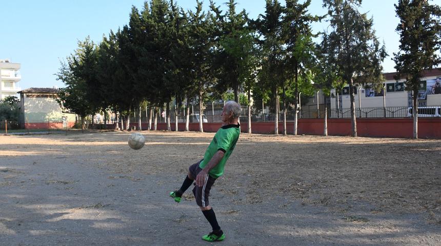 81 yaşındaki futbol tutkunu, gen&ccedil;lere taş &ccedil;ıkartıyor
