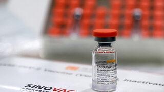 Bakan Koca'dan Sinovac'a Türkiye'de aşı üretim daveti