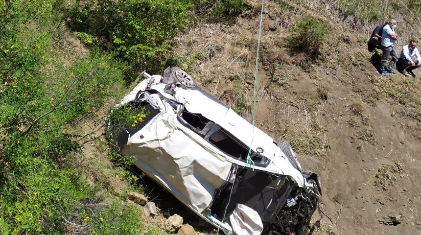 Otomobil 90 metrelik uçuruma yuvarlandı: 2 ölü, 2 yaralı