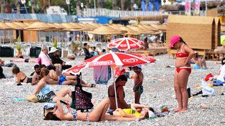 Bulutlu hava turistleri durduramadı! Sahiller doldu taştı